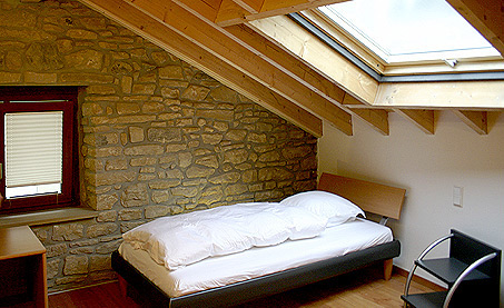 l'une des chambres du studio hôtel avec pierres apparentes