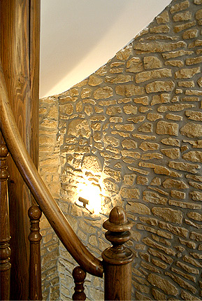 la montée d'escalier avec pierres apparentes