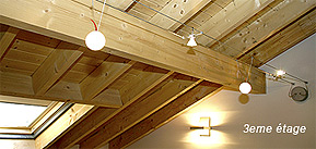 une poutre apparente sous les toits