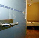 un détail de la porte du studio